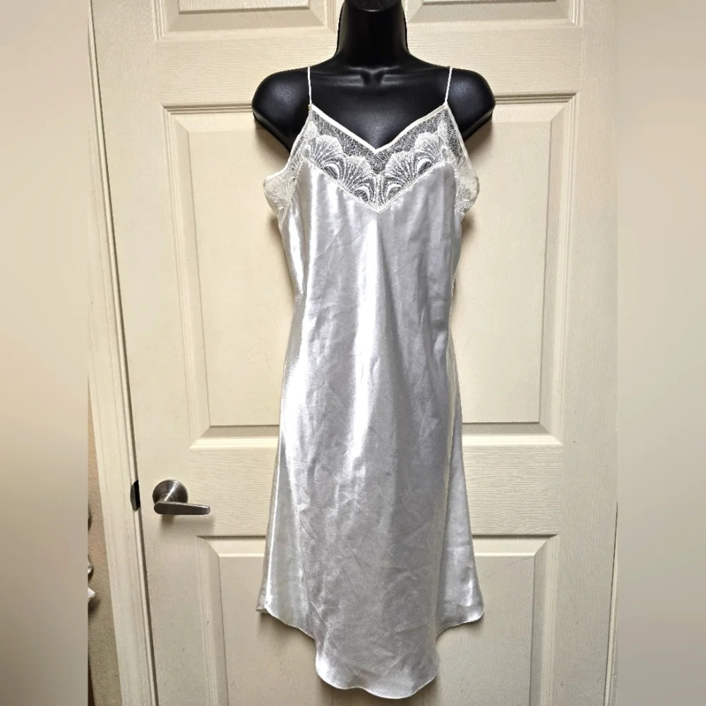 Vintage 90’s Victoria's Secret White Satin & Lace SzLg